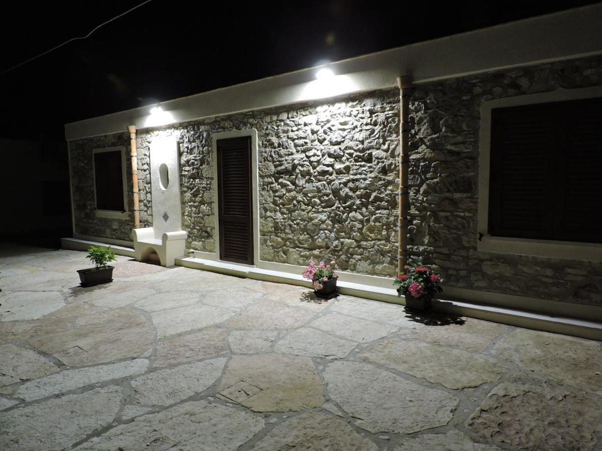 Casale Sammartano Apartments Ummari Екстериор снимка